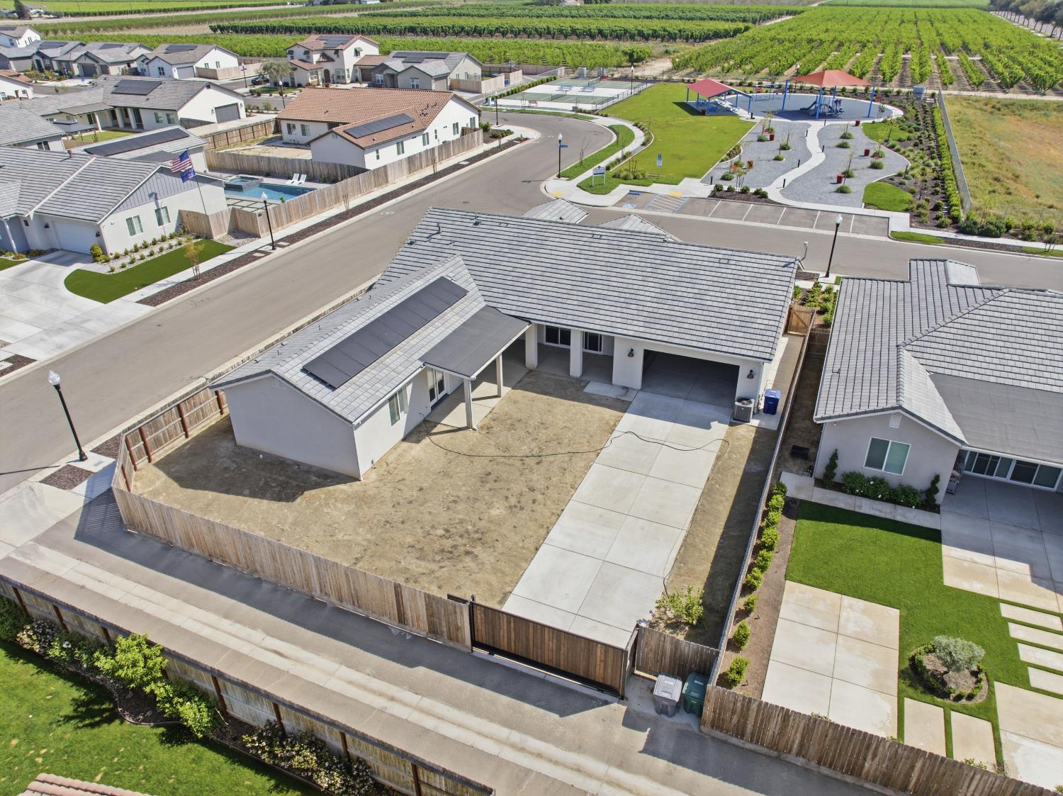 2937 22nd Ave, Kingsburg, CA 93631