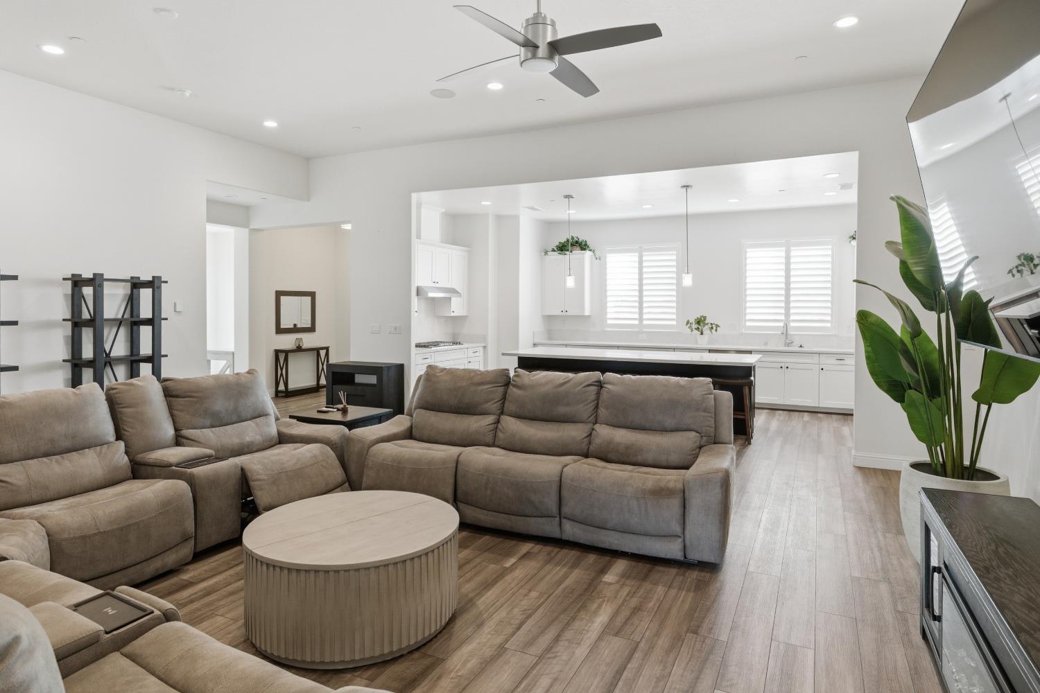 2937 22nd Ave, Kingsburg, CA 93631