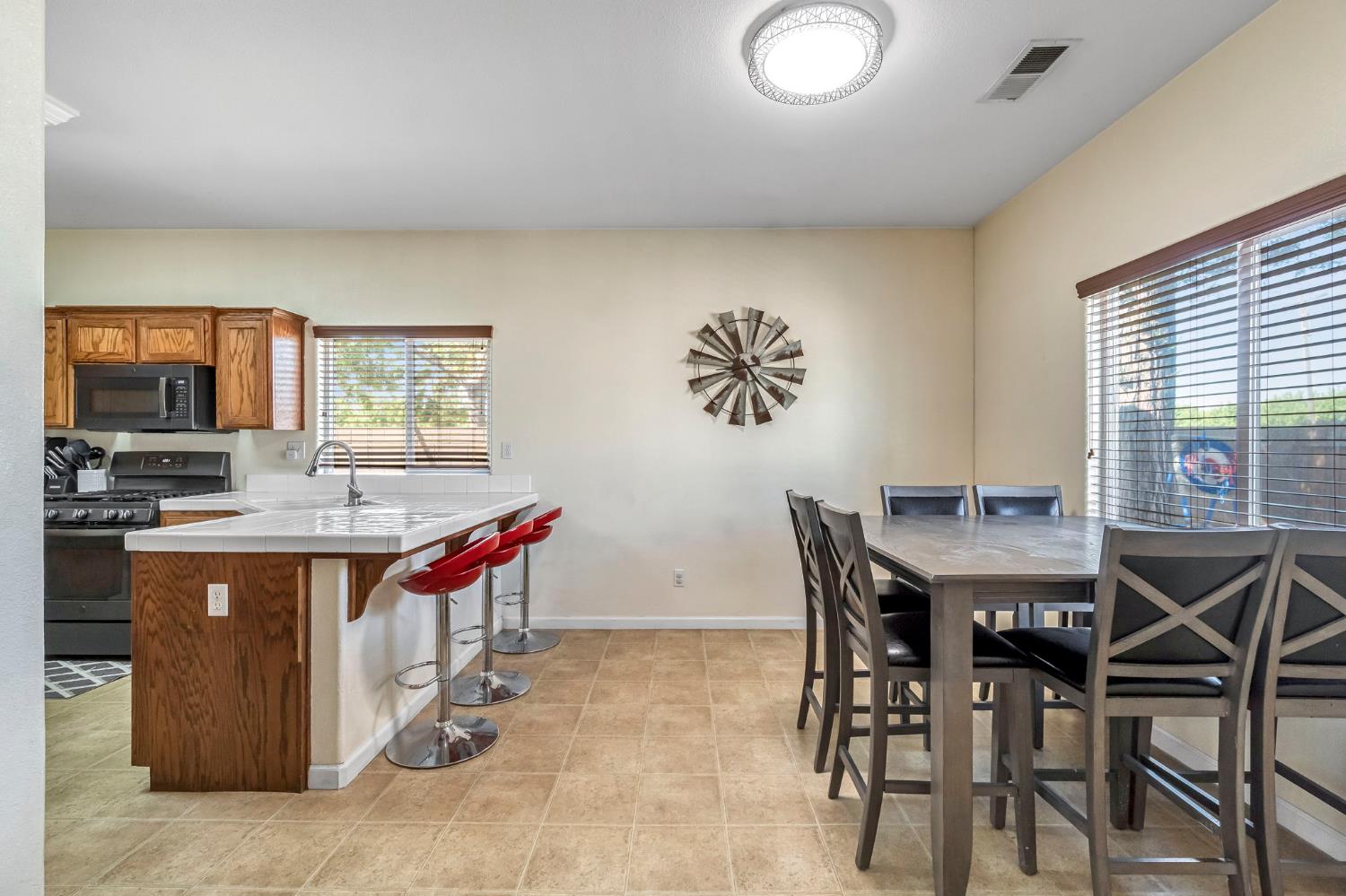 685 W Lake St, Kingsburg, CA 93631