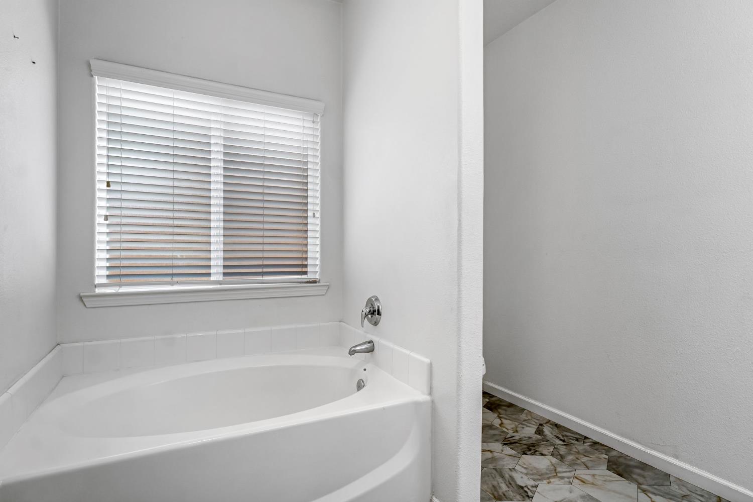 685 W Lake St, Kingsburg, CA 93631