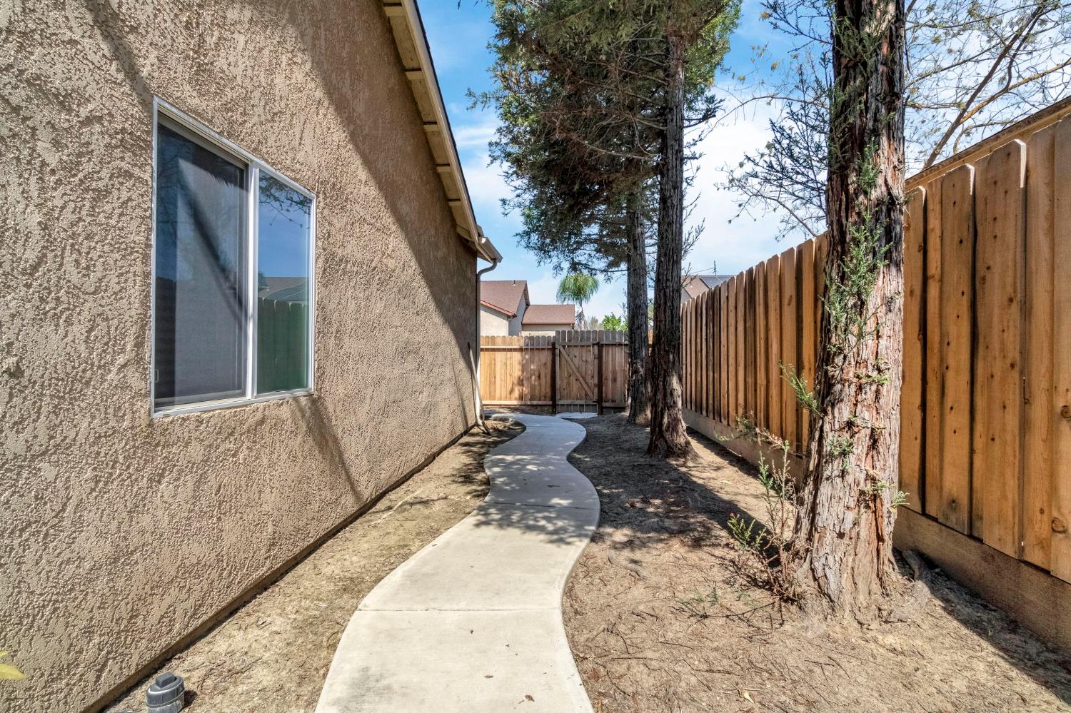 685 W Lake St, Kingsburg, CA 93631