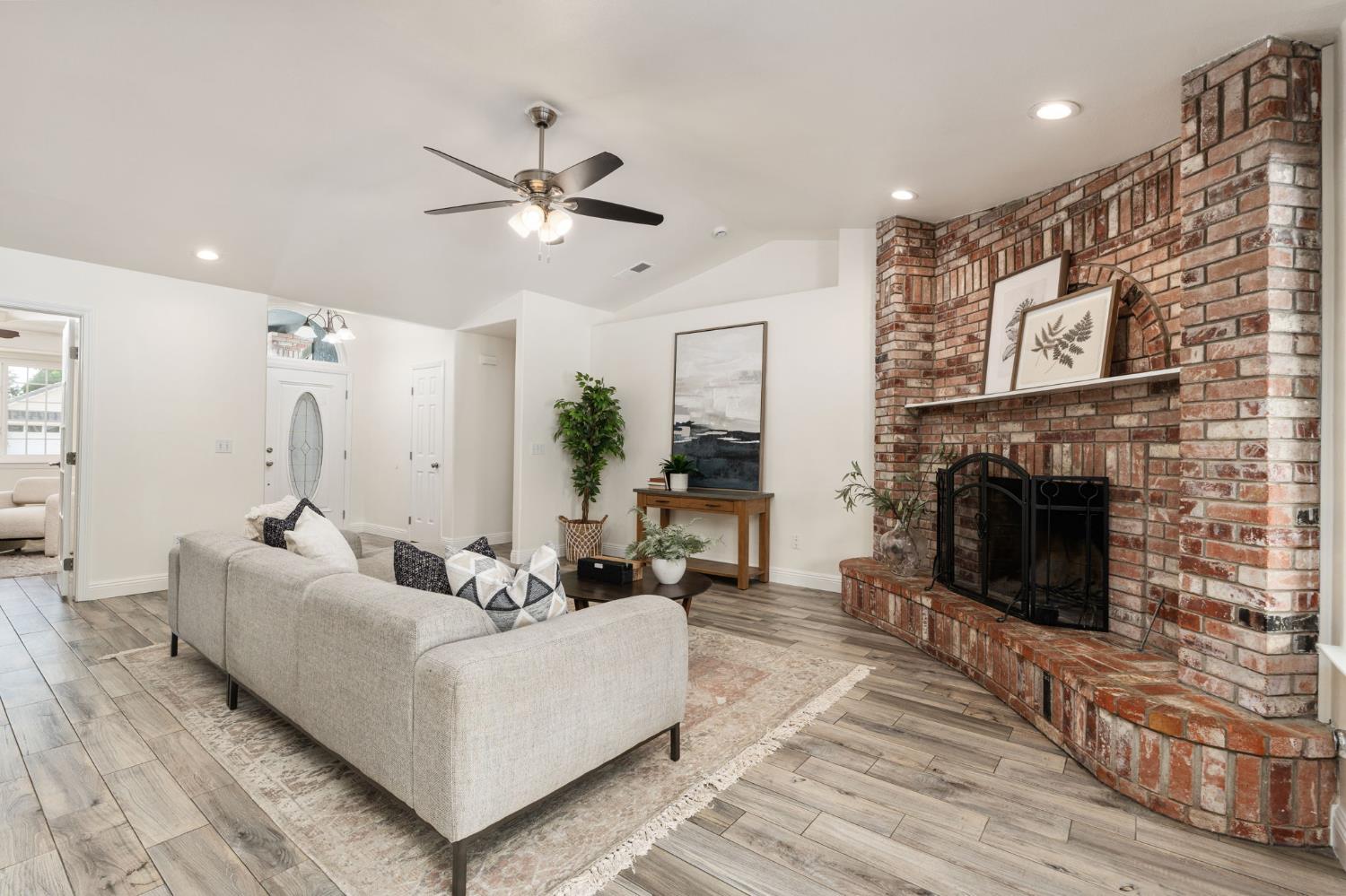 2371 Sophia Ln, Kingsburg, CA 93631