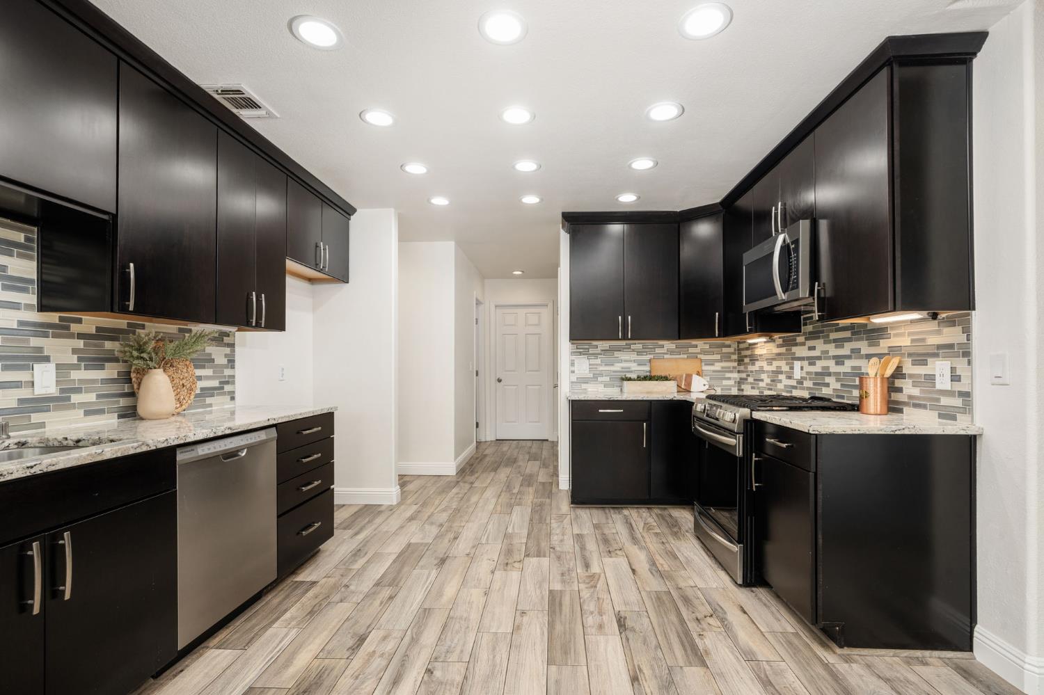 2371 Sophia Ln, Kingsburg, CA 93631