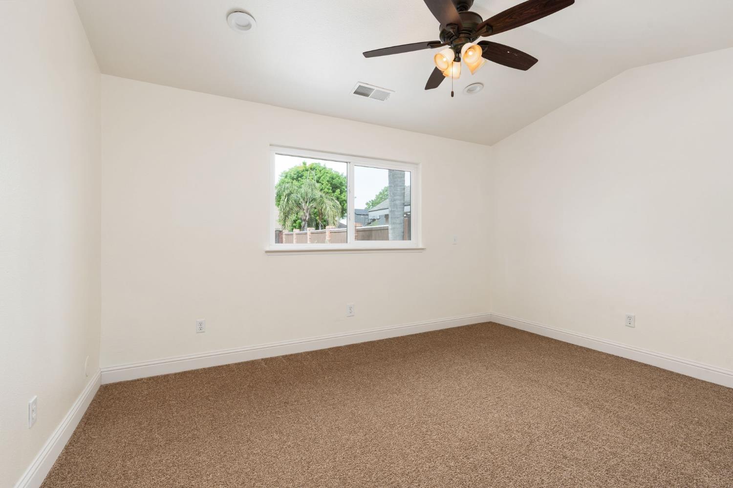 2371 Sophia Ln, Kingsburg, CA 93631