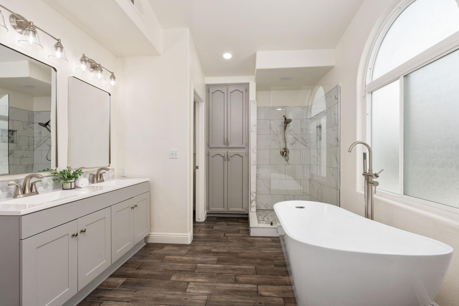 2371 Sophia Ln, Kingsburg, CA 93631