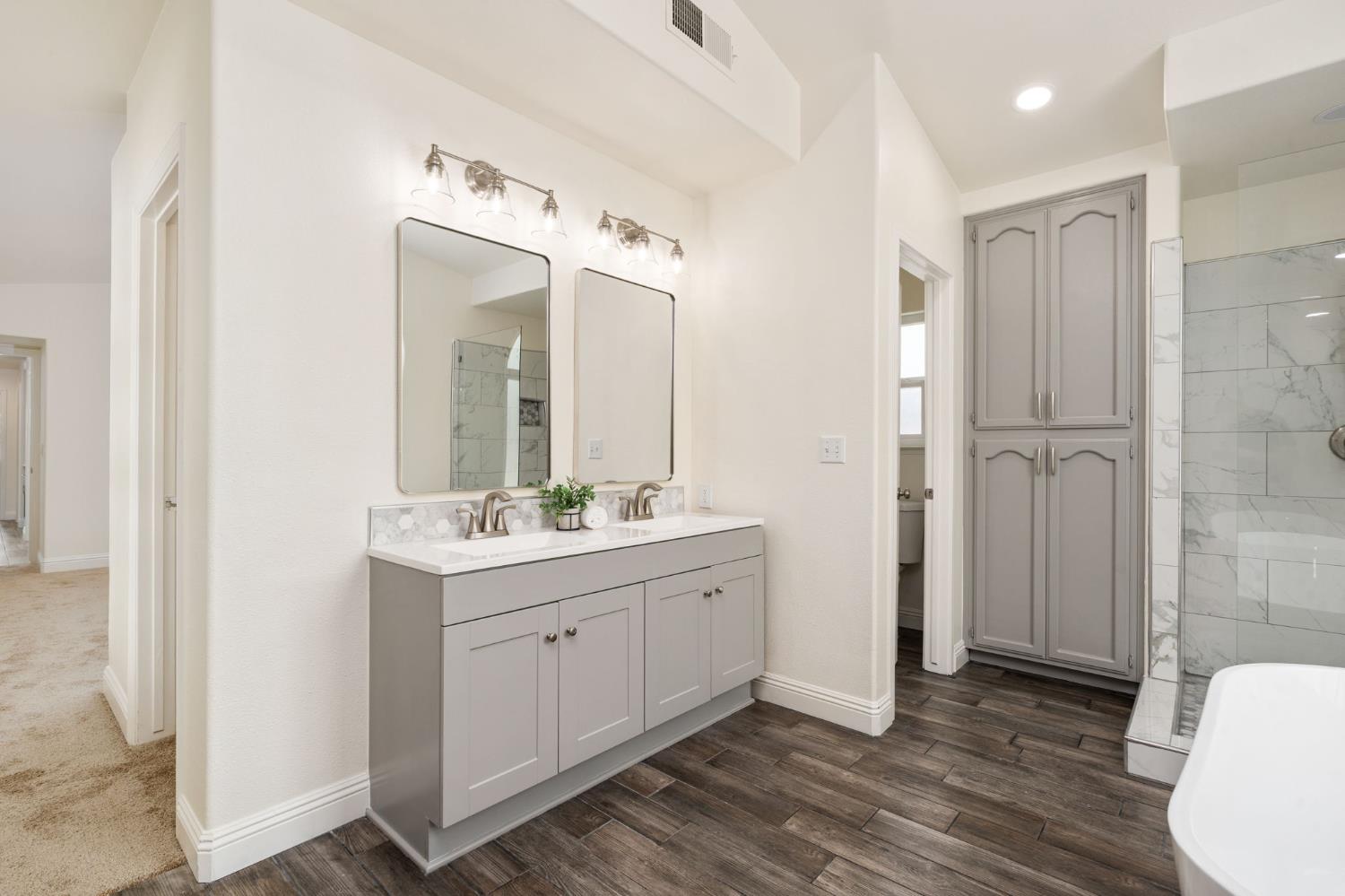 2371 Sophia Ln, Kingsburg, CA 93631