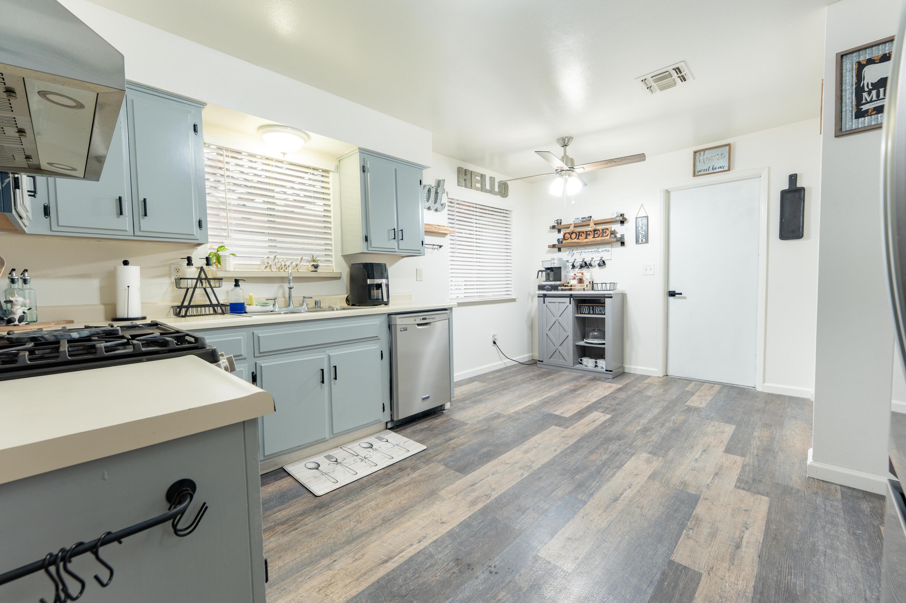 1061 11th Ave, Kingsburg, CA 93631