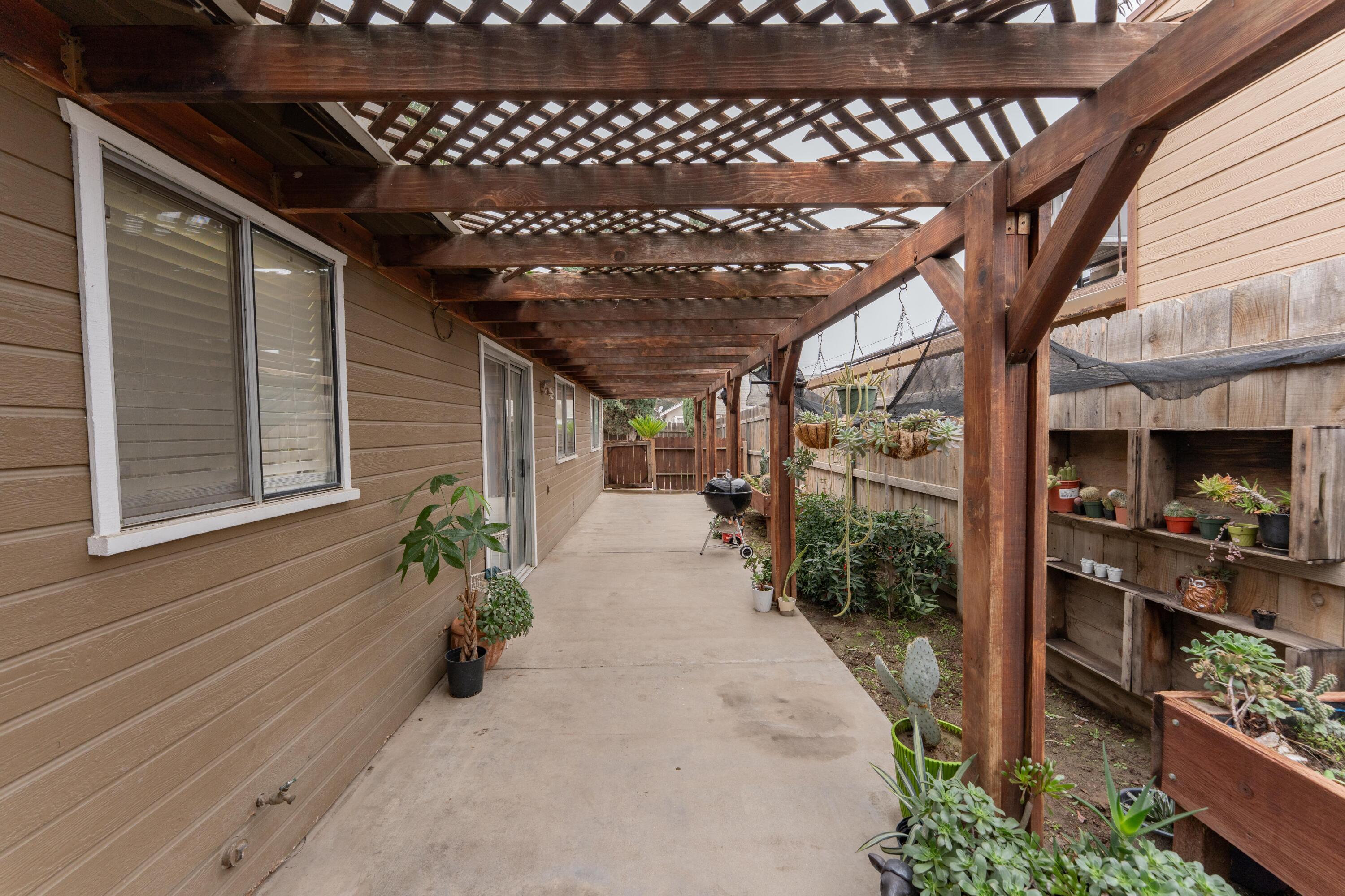 1061 11th Ave, Kingsburg, CA 93631