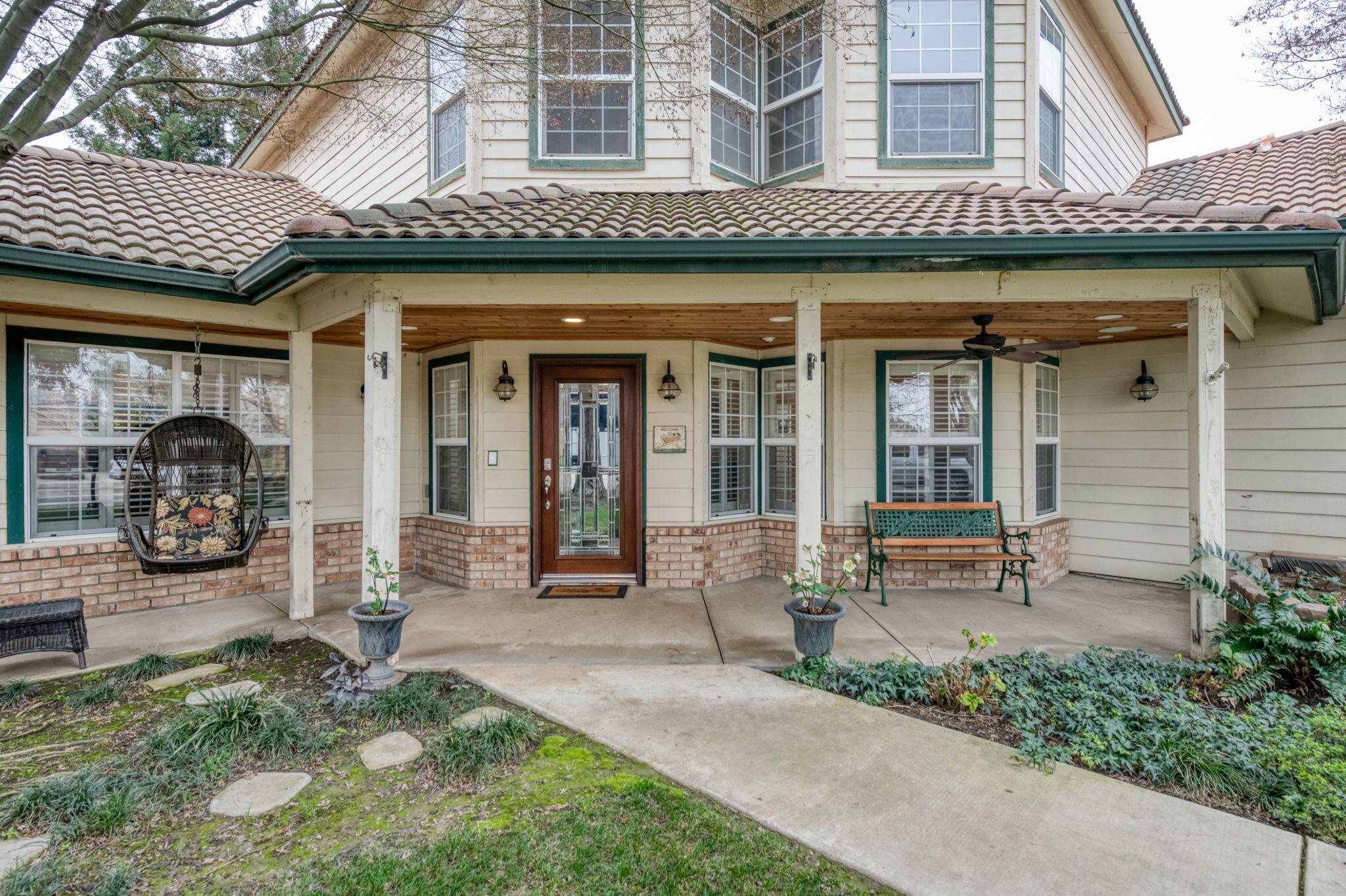 1015 E Chestnut Ct, Visalia, CA 93292