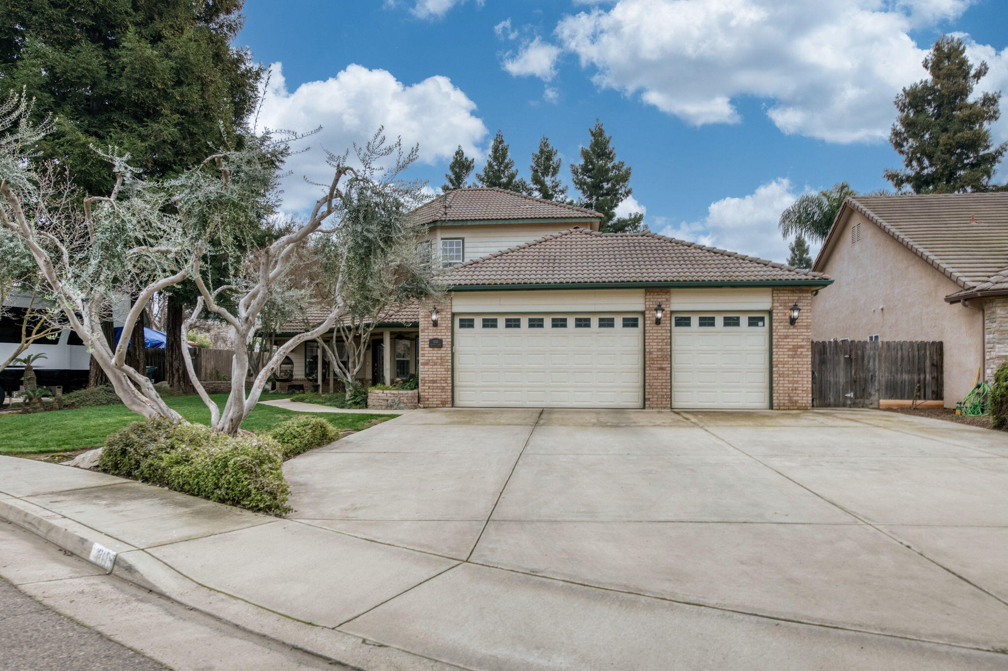 1015 E Chestnut Ct, Visalia, CA 93292