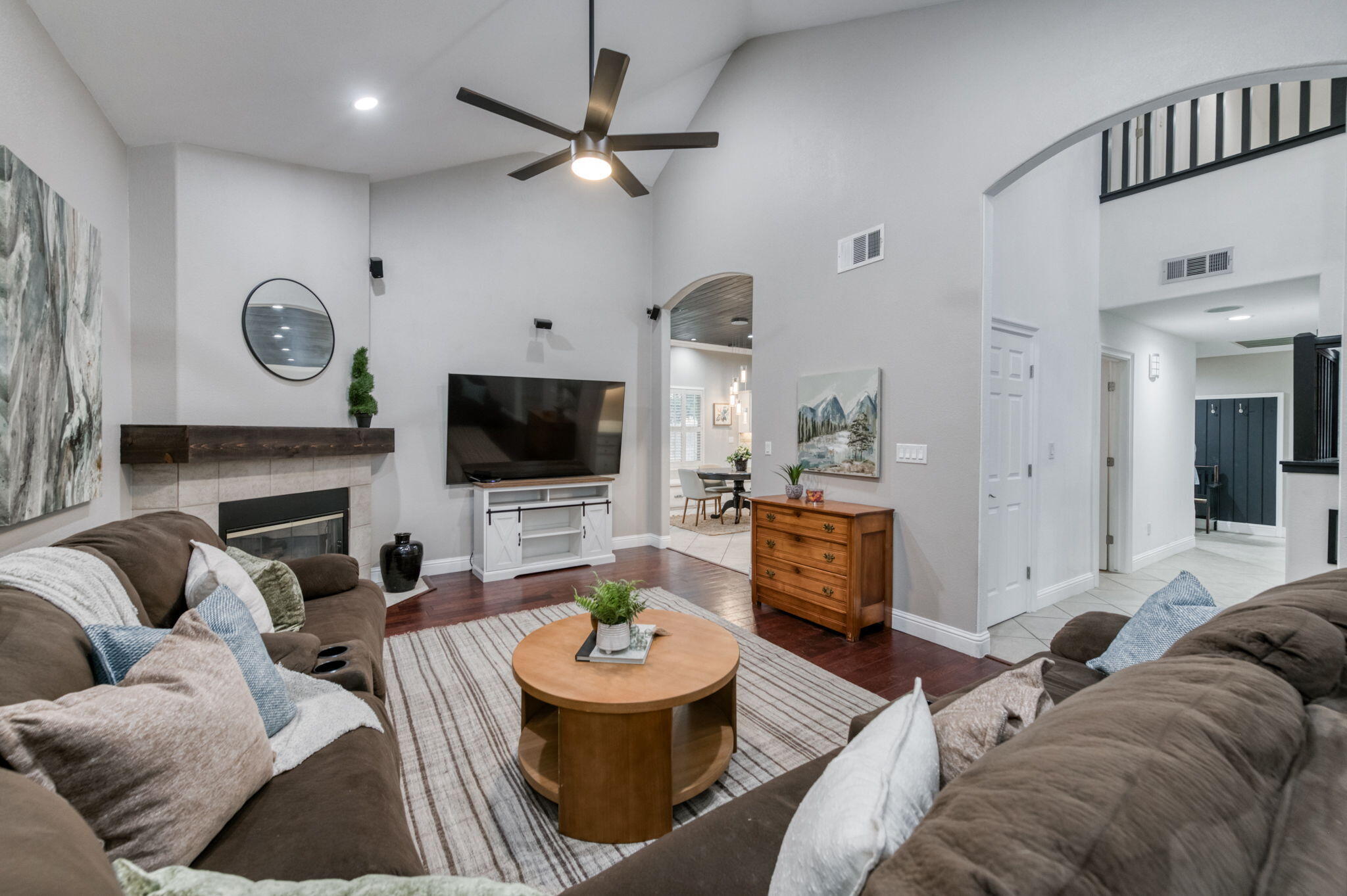 1015 E Chestnut Ct, Visalia, CA 93292