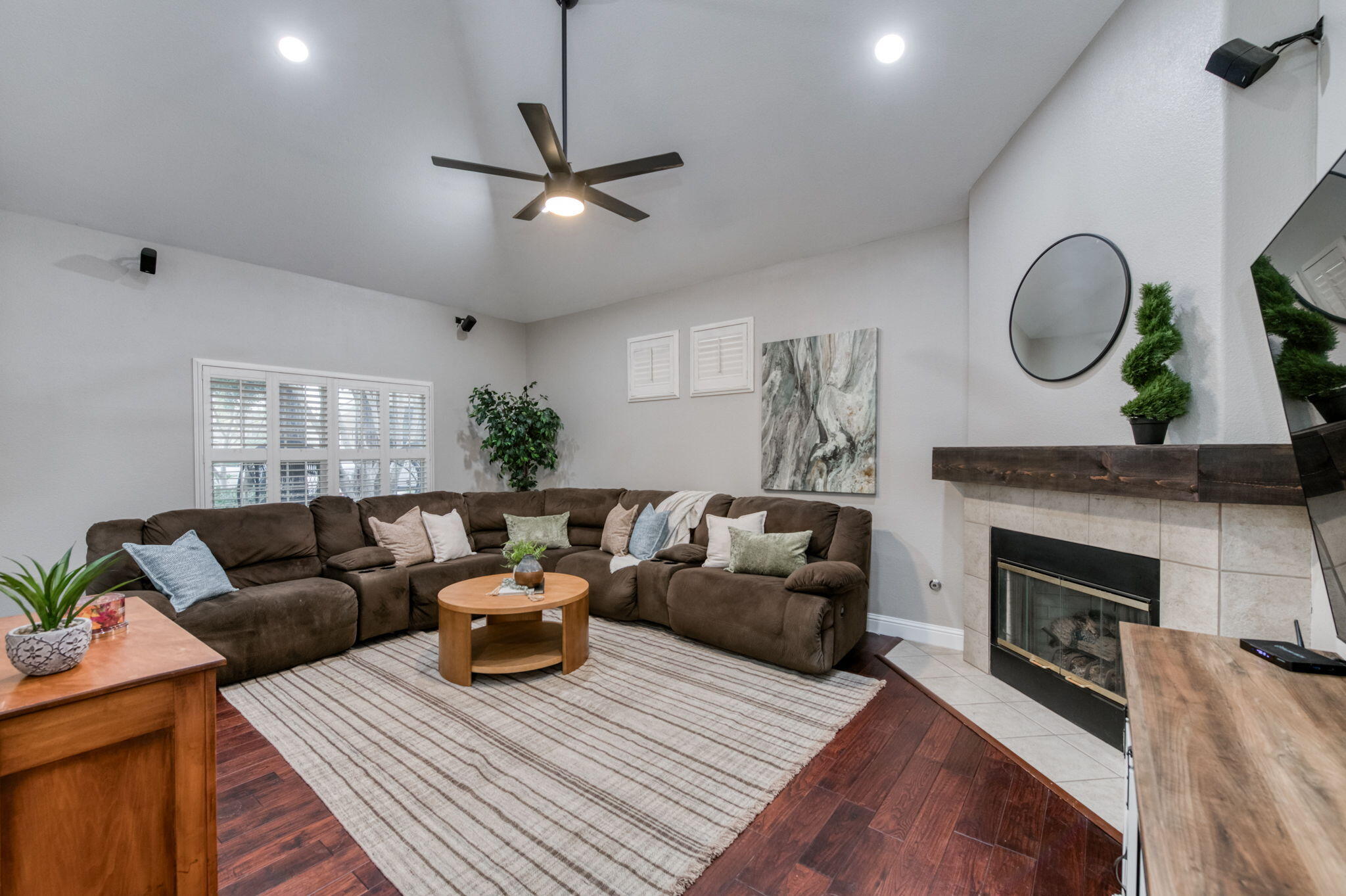 1015 E Chestnut Ct, Visalia, CA 93292