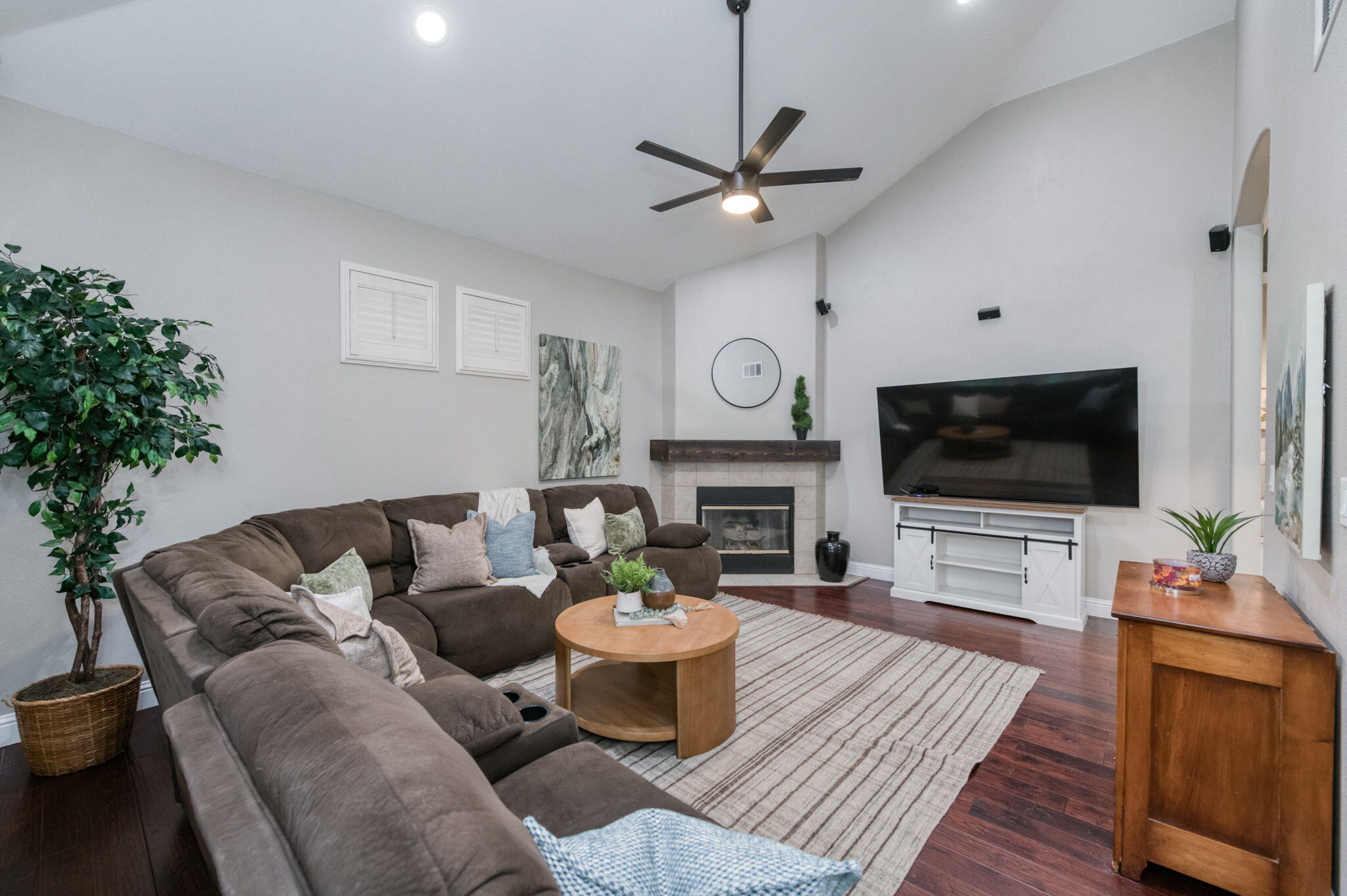 1015 E Chestnut Ct, Visalia, CA 93292