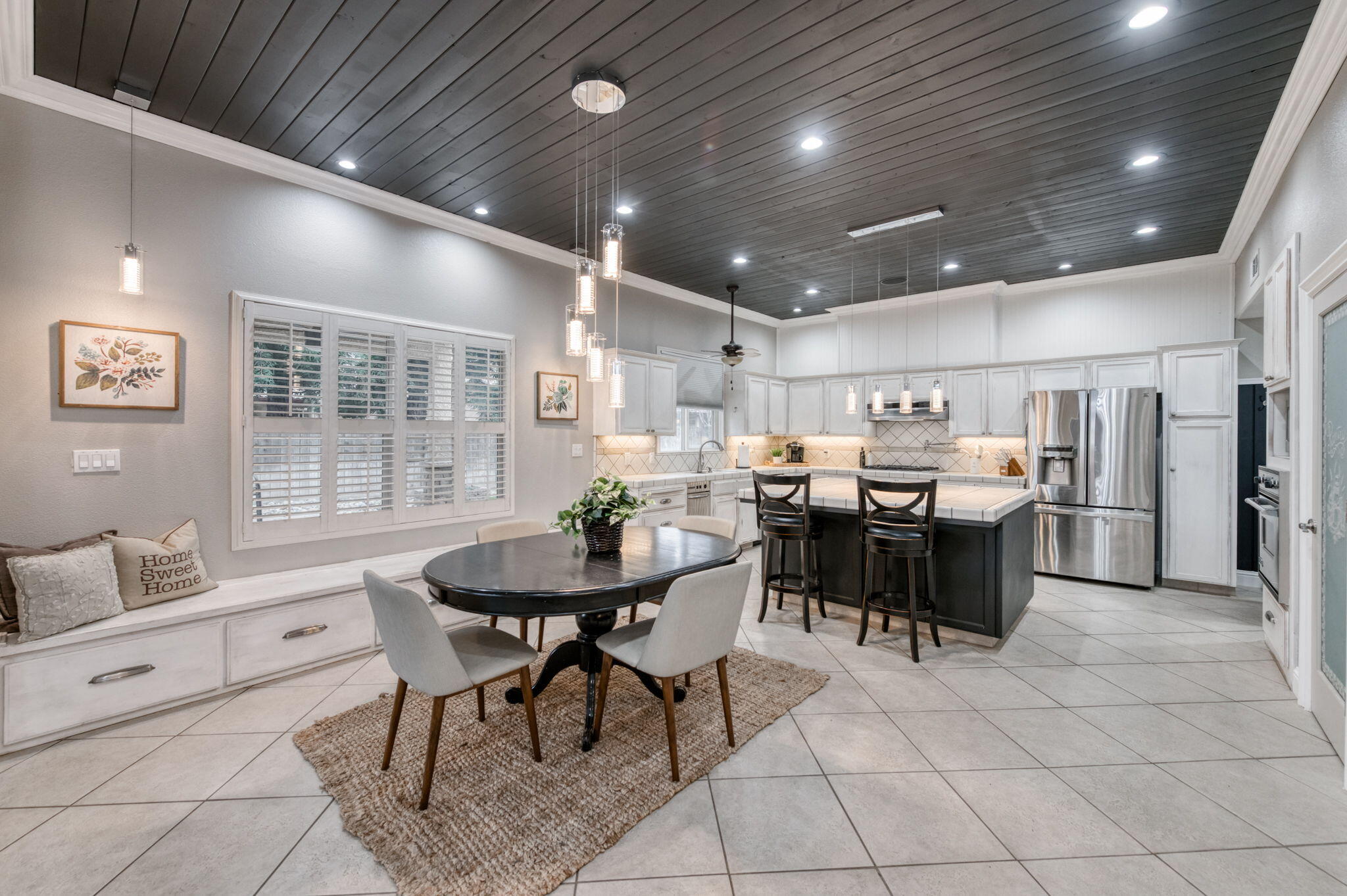 1015 E Chestnut Ct, Visalia, CA 93292