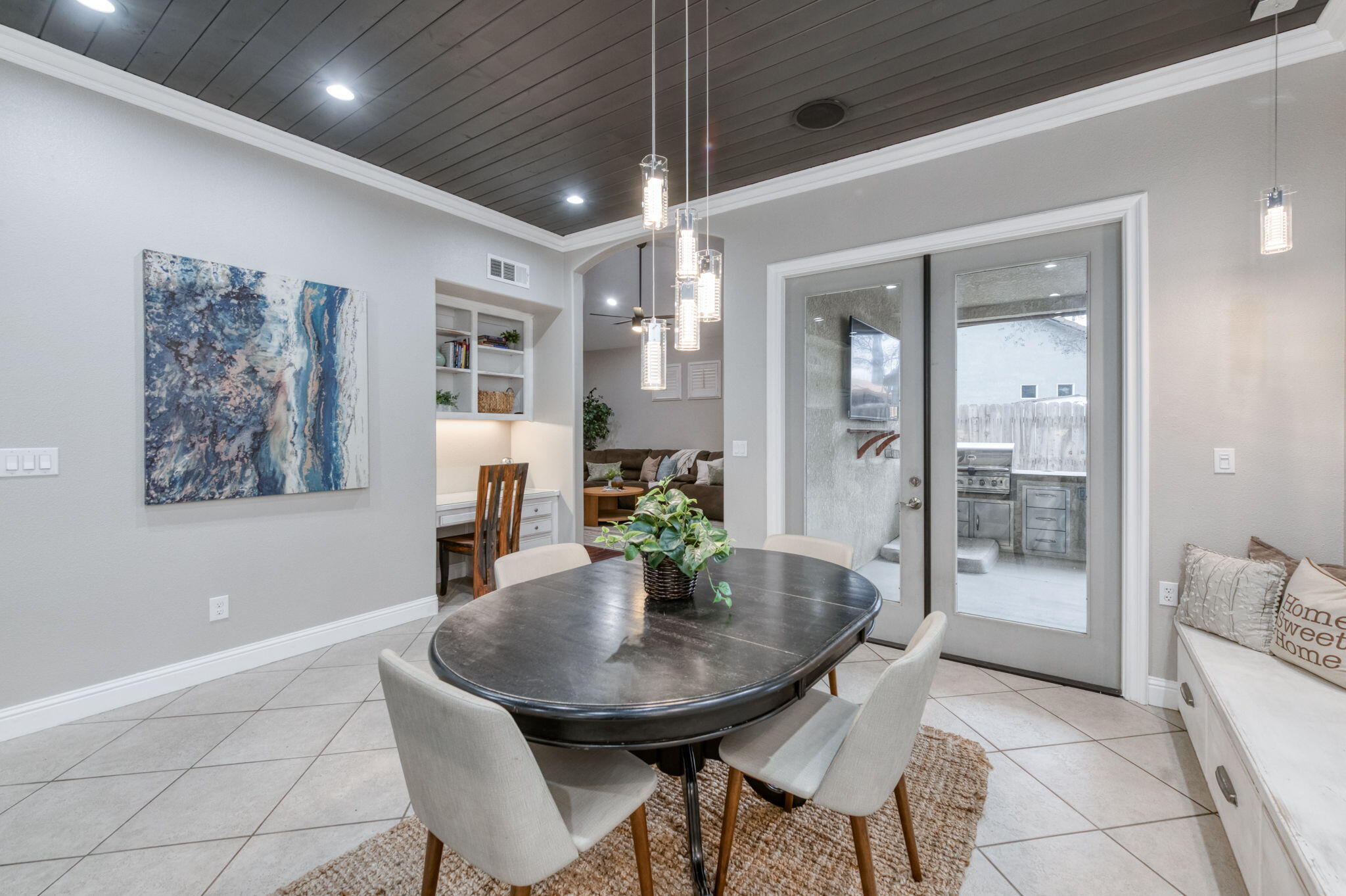 1015 E Chestnut Ct, Visalia, CA 93292