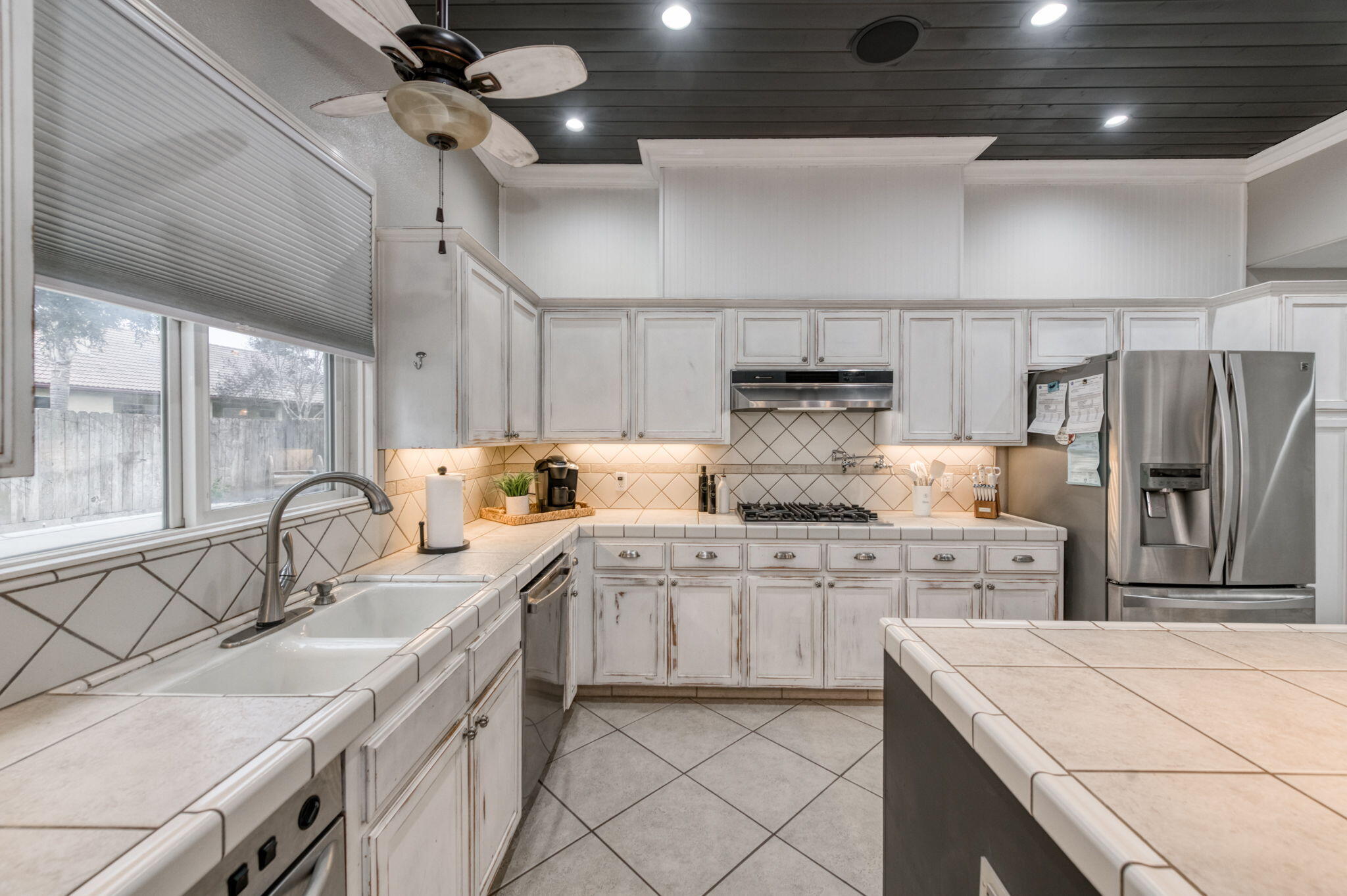 1015 E Chestnut Ct, Visalia, CA 93292