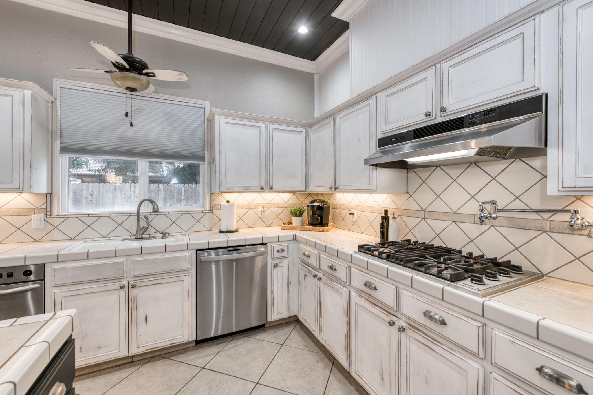 1015 E Chestnut Ct, Visalia, CA 93292