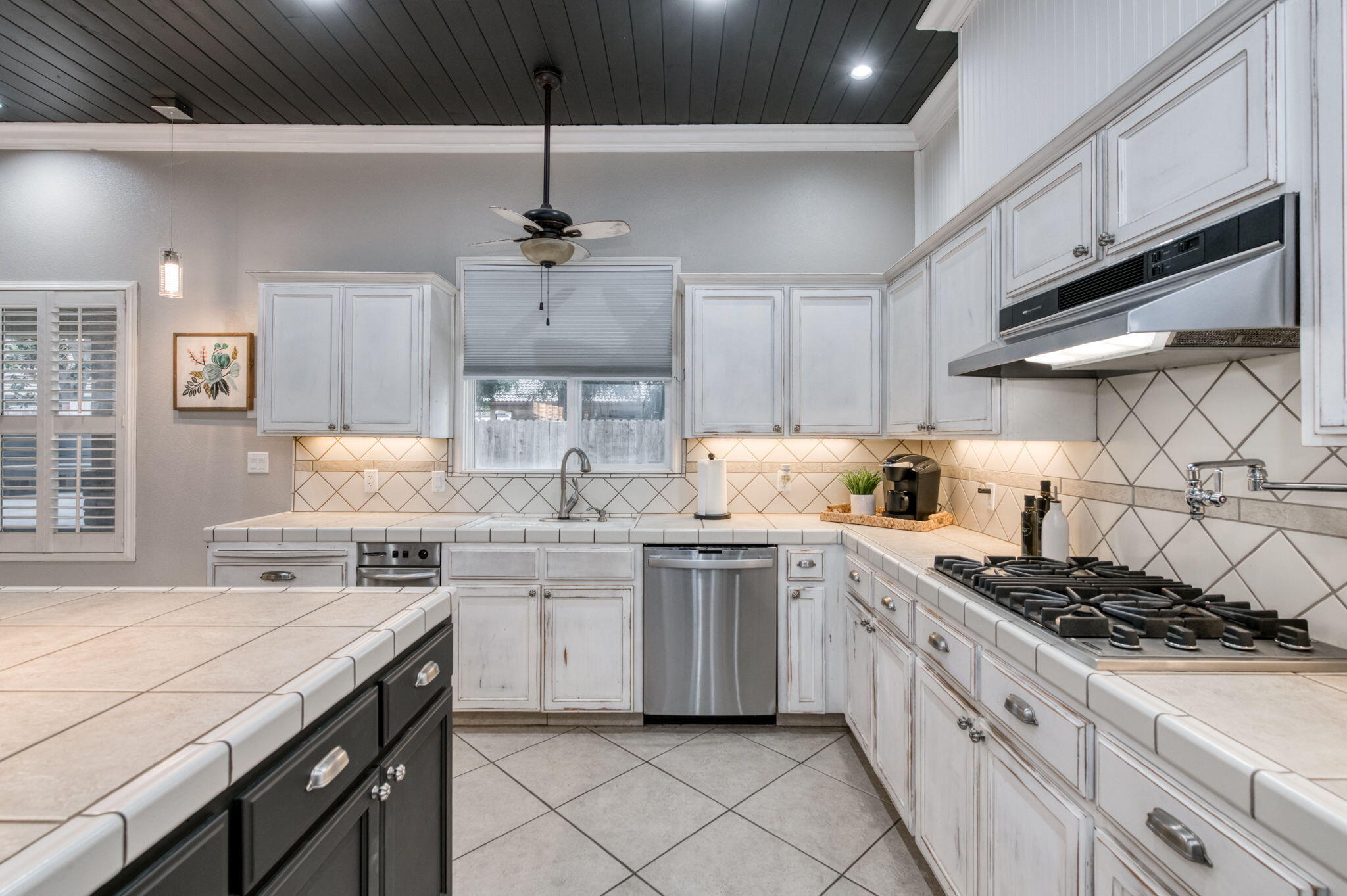 1015 E Chestnut Ct, Visalia, CA 93292