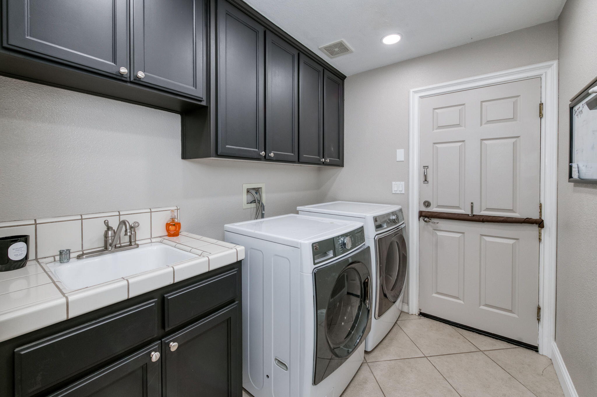 1015 E Chestnut Ct, Visalia, CA 93292