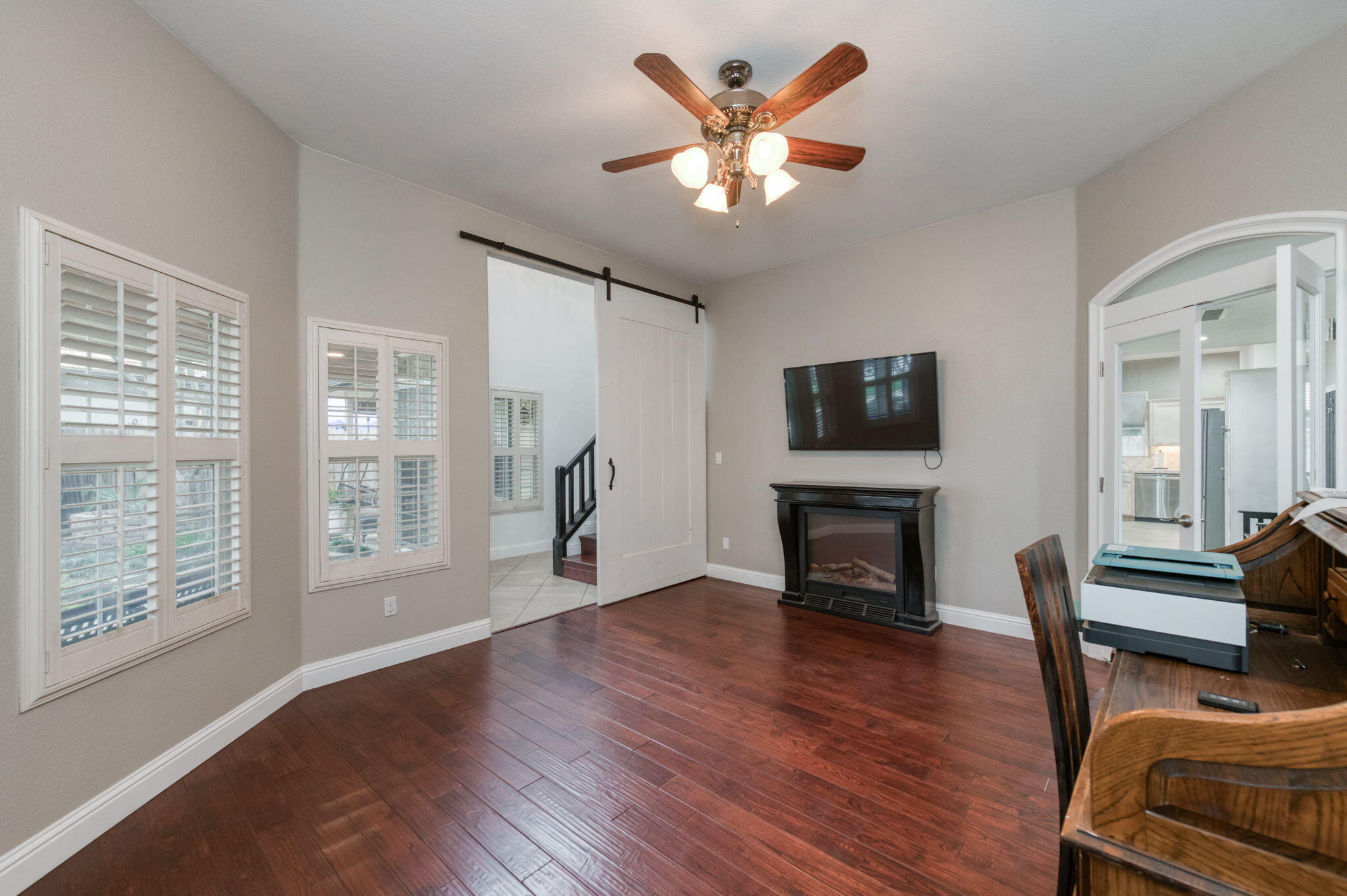 1015 E Chestnut Ct, Visalia, CA 93292