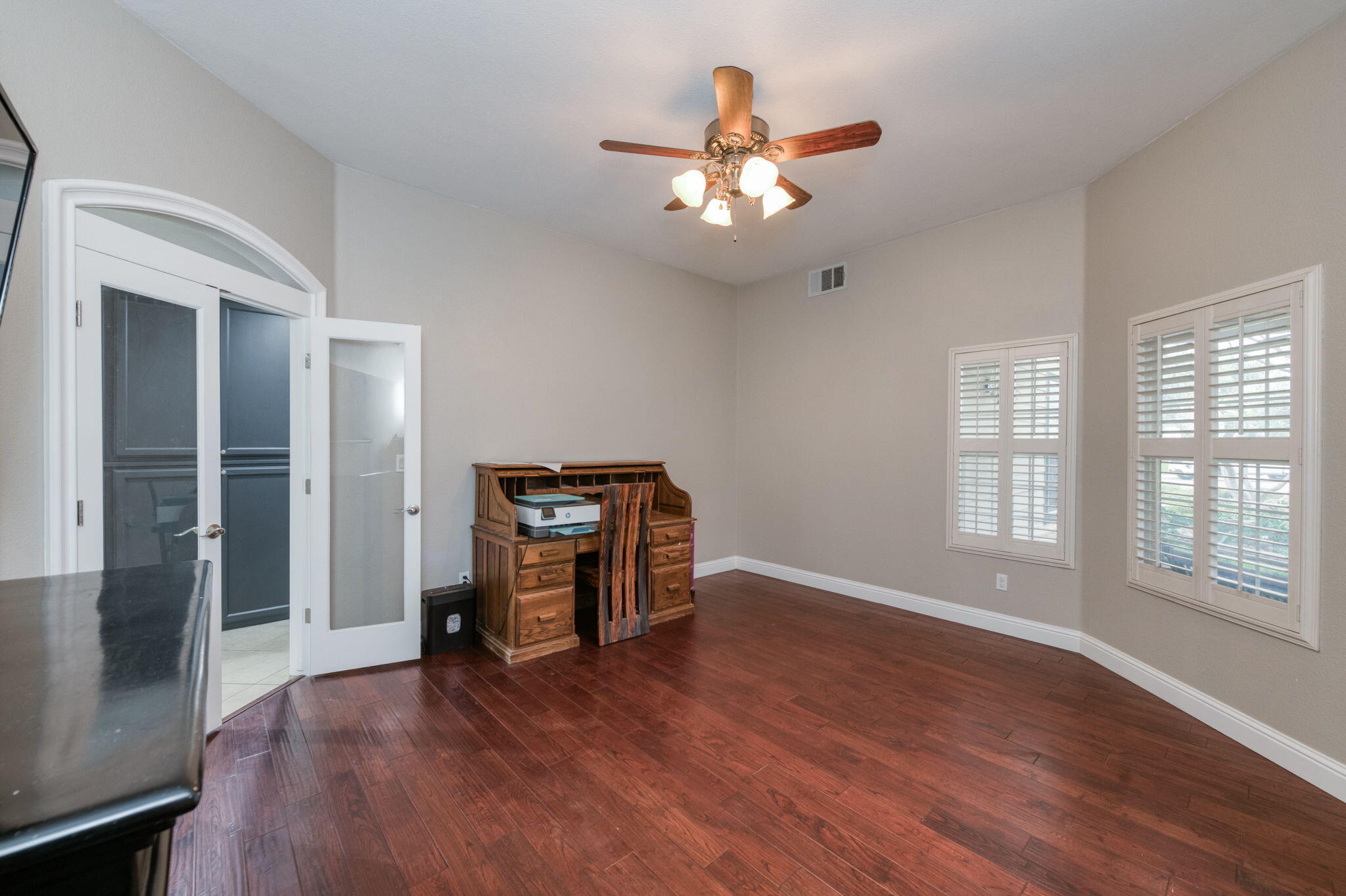 1015 E Chestnut Ct, Visalia, CA 93292