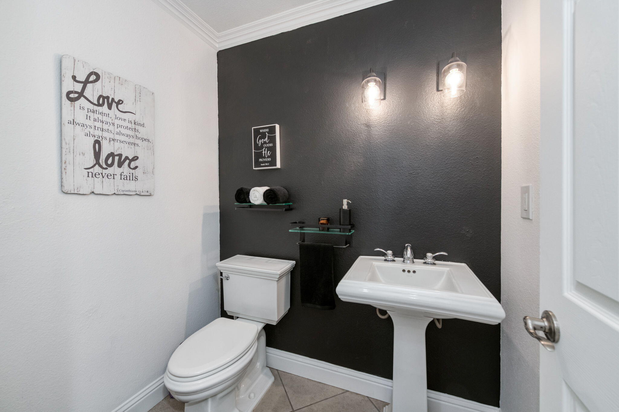 1015 E Chestnut Ct, Visalia, CA 93292