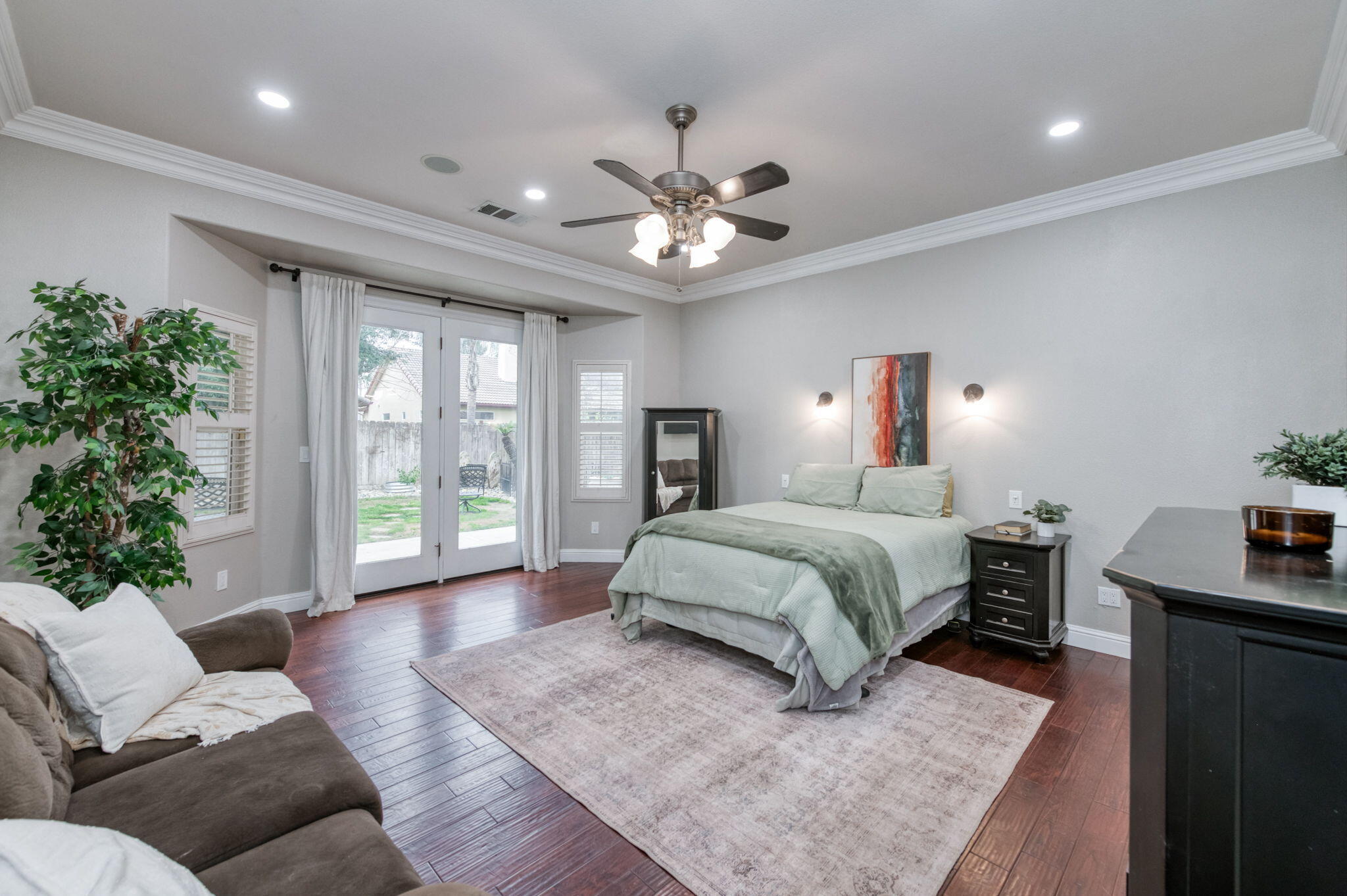 1015 E Chestnut Ct, Visalia, CA 93292