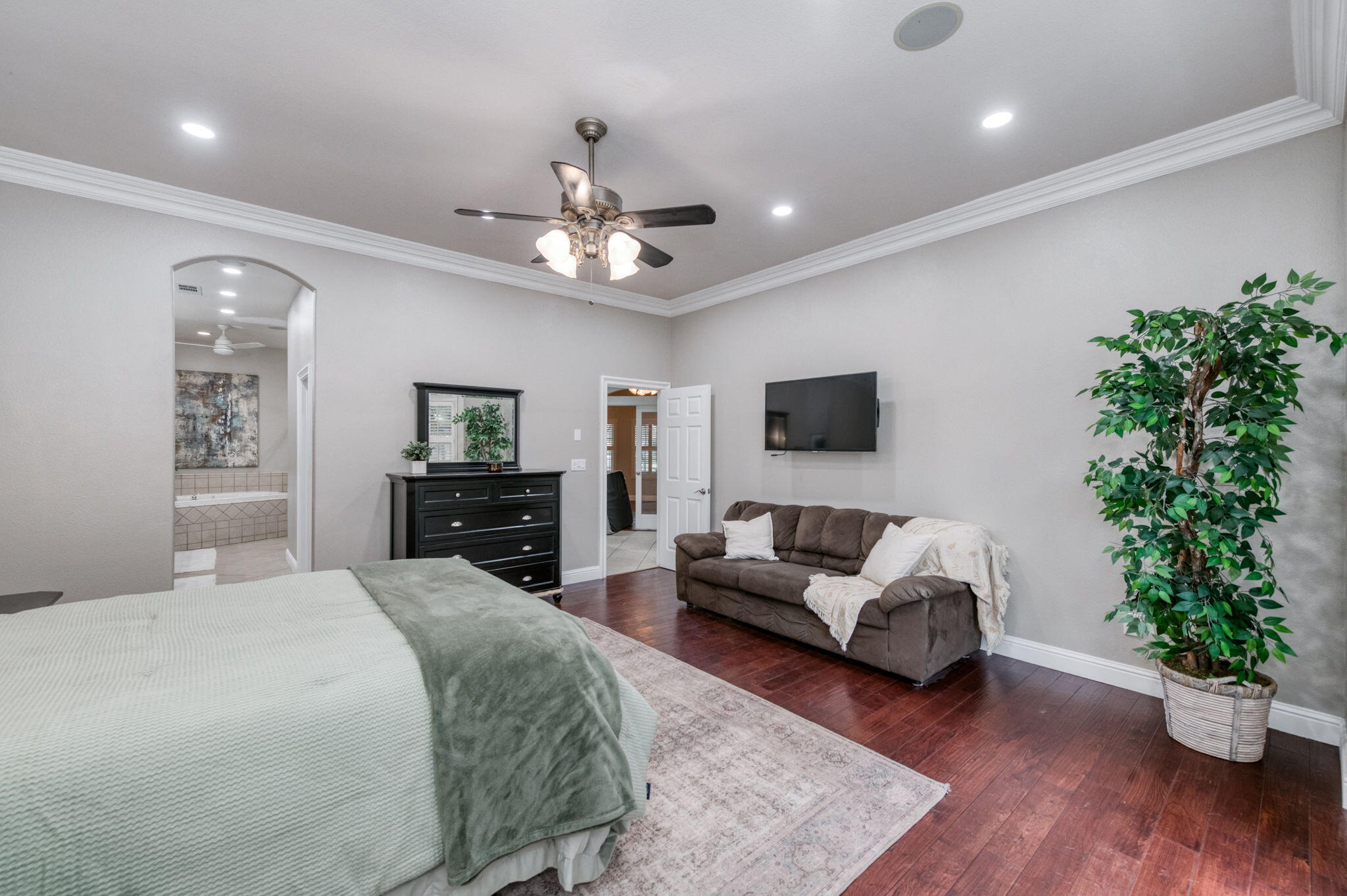 1015 E Chestnut Ct, Visalia, CA 93292