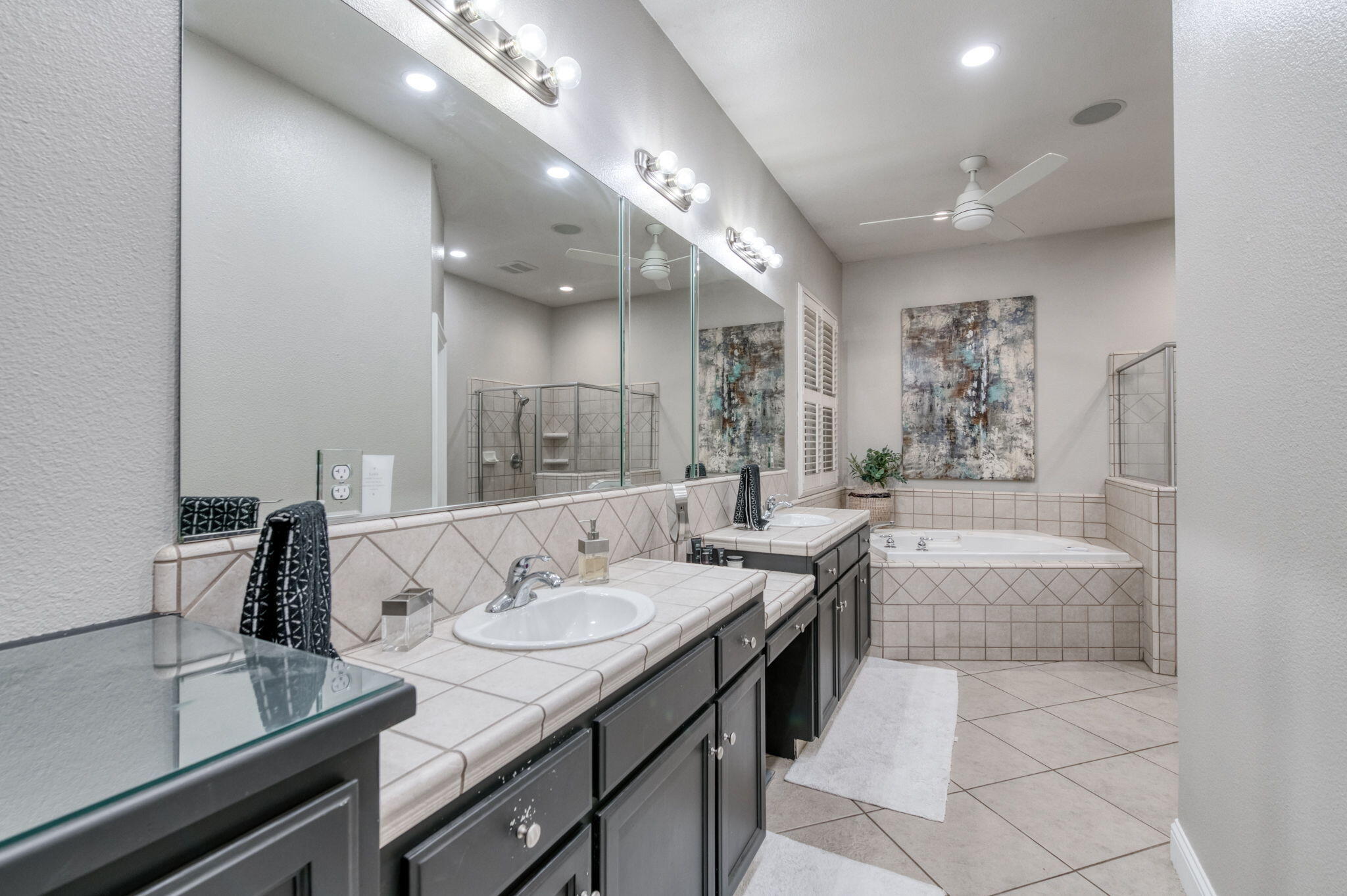 1015 E Chestnut Ct, Visalia, CA 93292