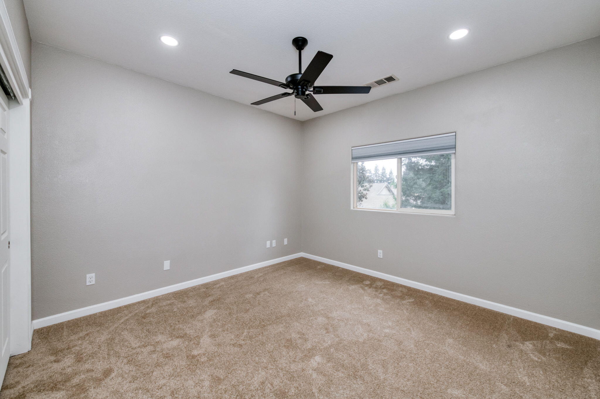 1015 E Chestnut Ct, Visalia, CA 93292