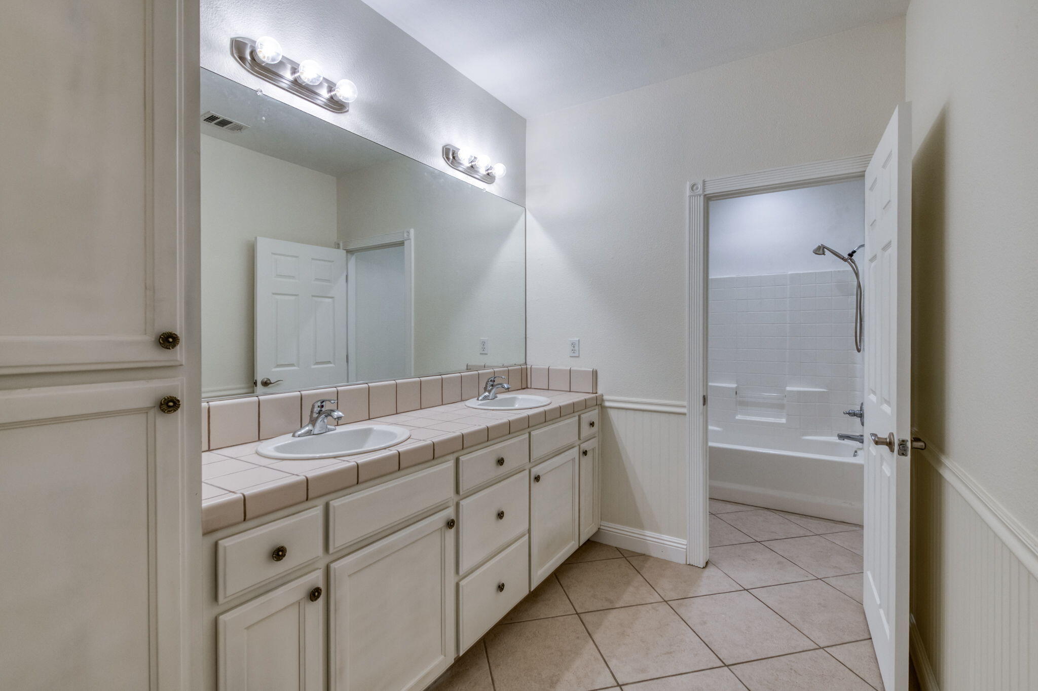 1015 E Chestnut Ct, Visalia, CA 93292