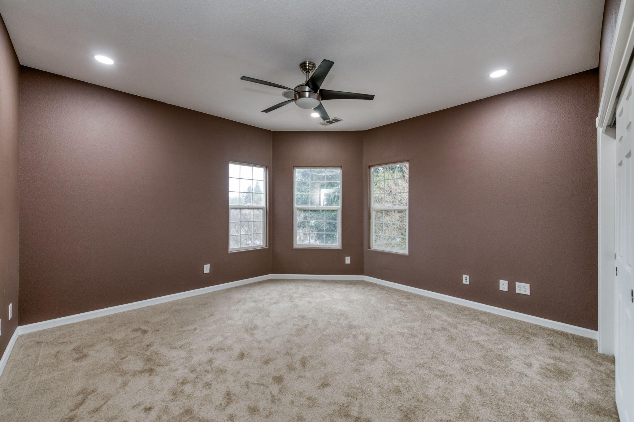 1015 E Chestnut Ct, Visalia, CA 93292