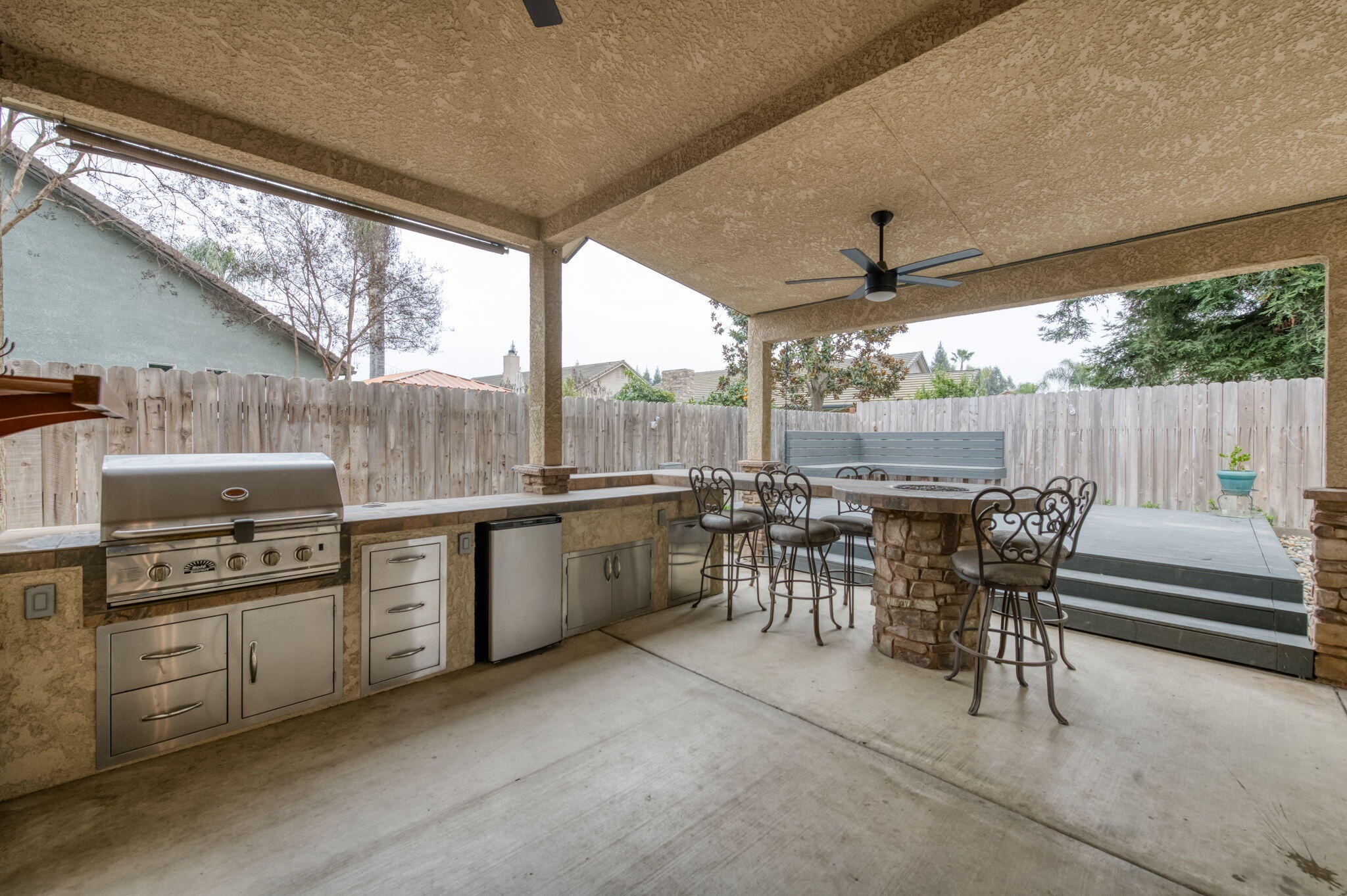 1015 E Chestnut Ct, Visalia, CA 93292