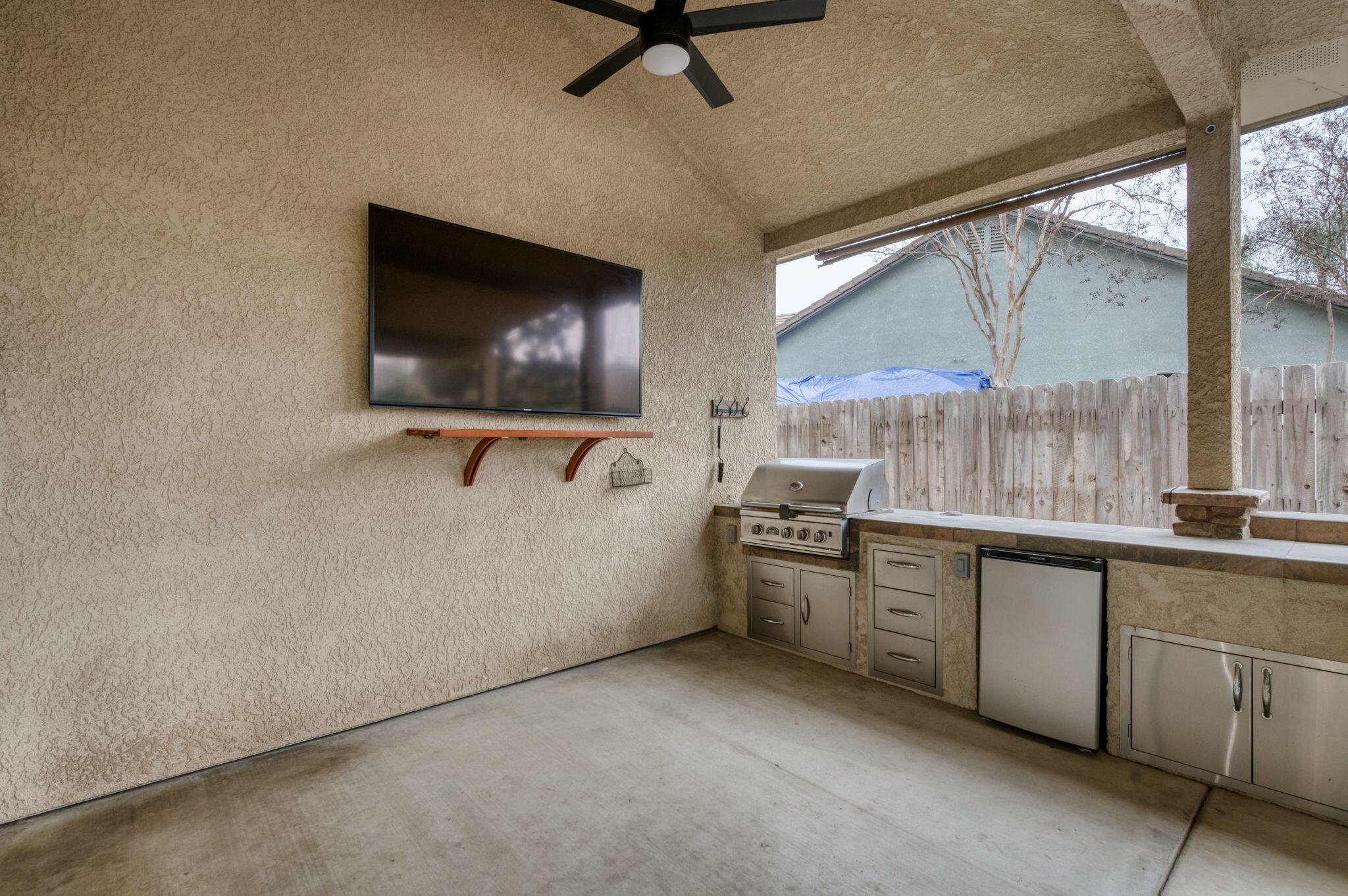 1015 E Chestnut Ct, Visalia, CA 93292