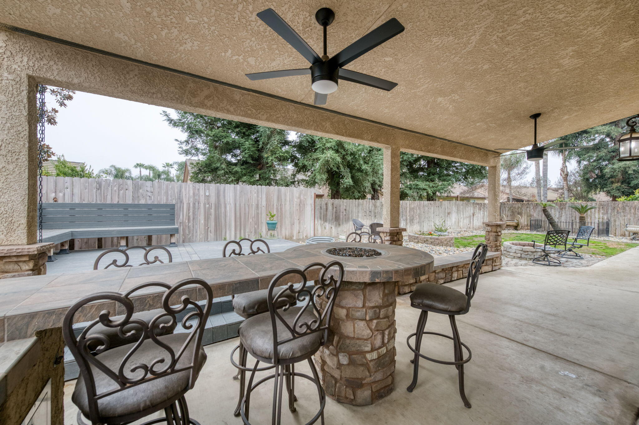 1015 E Chestnut Ct, Visalia, CA 93292