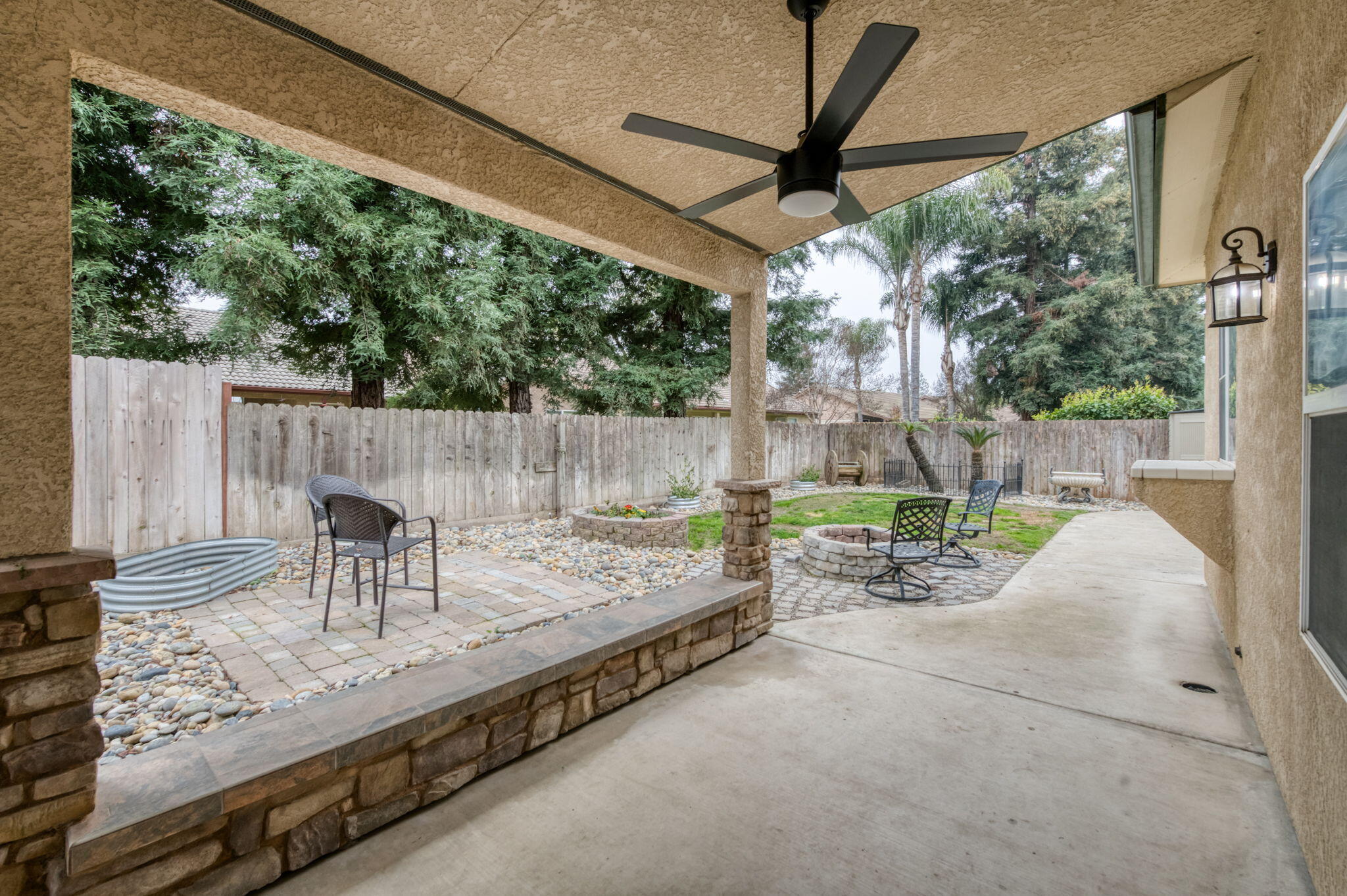 1015 E Chestnut Ct, Visalia, CA 93292