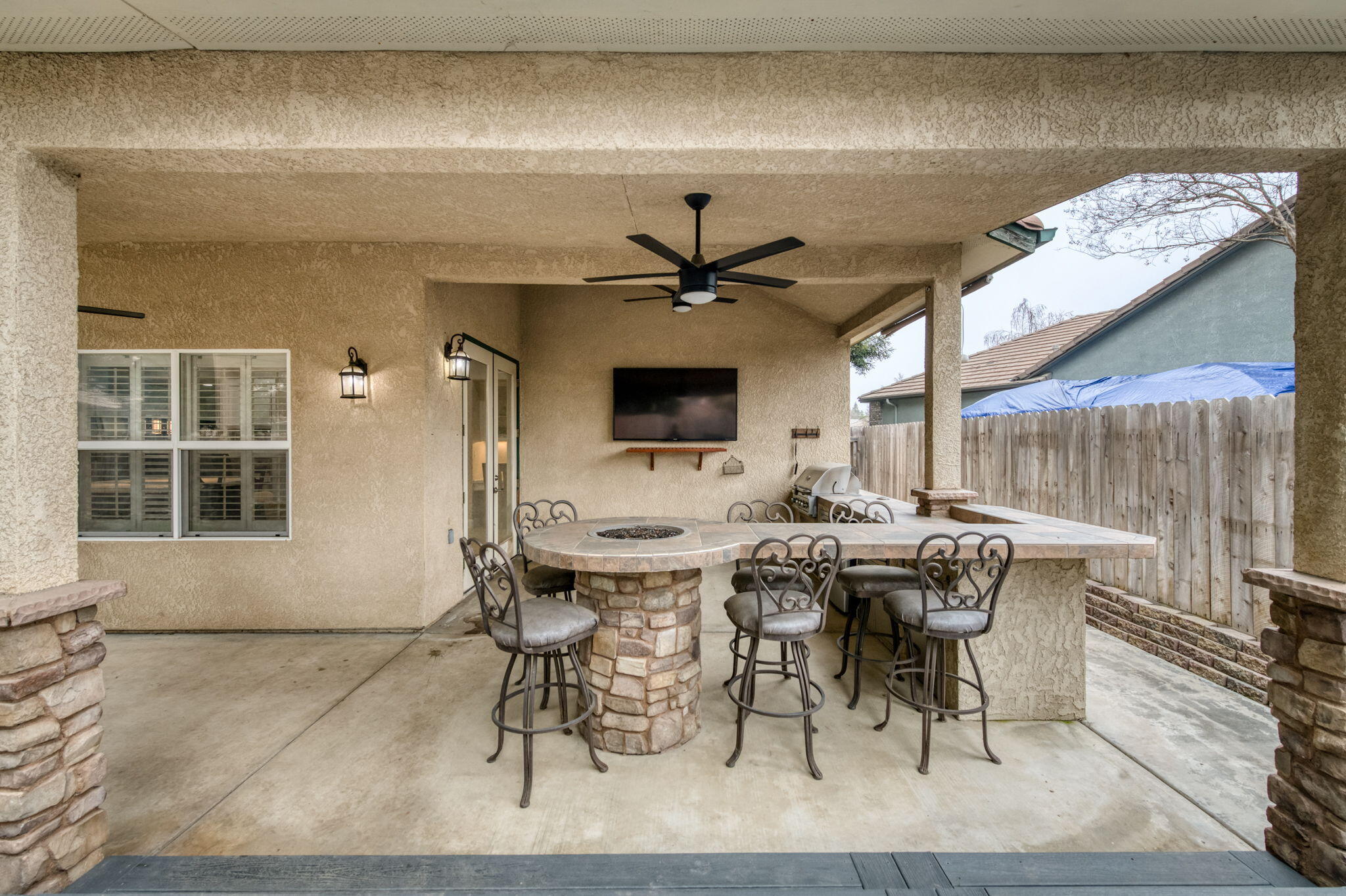 1015 E Chestnut Ct, Visalia, CA 93292