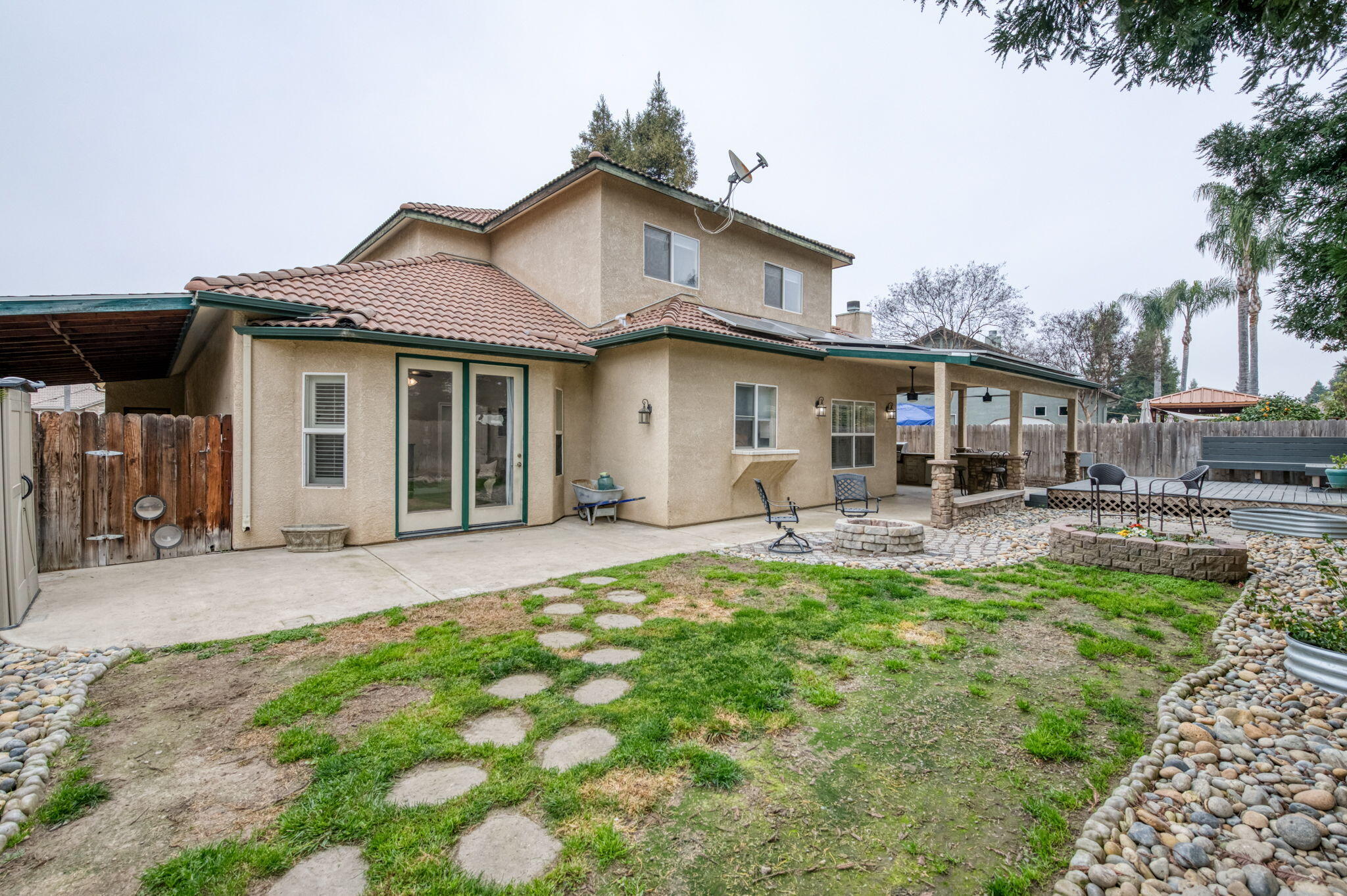 1015 E Chestnut Ct, Visalia, CA 93292