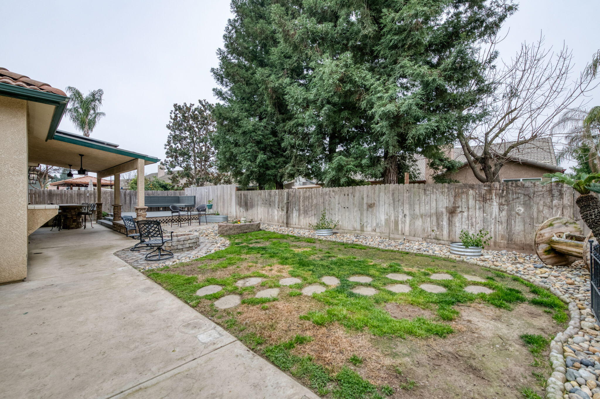 1015 E Chestnut Ct, Visalia, CA 93292