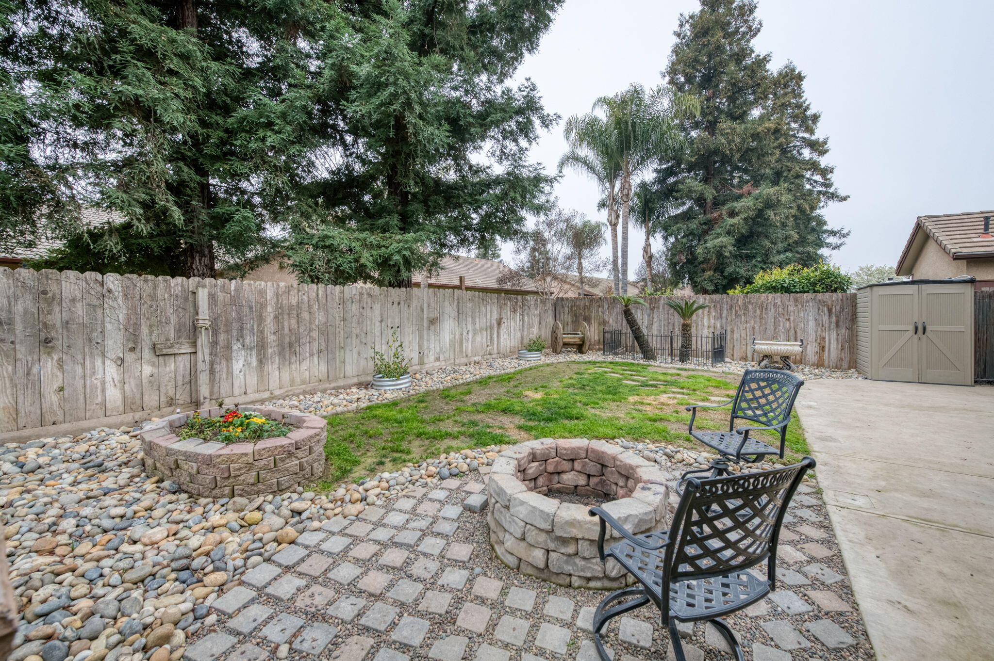 1015 E Chestnut Ct, Visalia, CA 93292